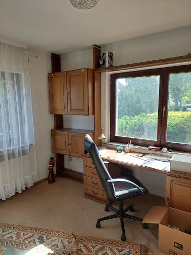 8-Zi.-Wohnhaus mit schönem Garten (1.400 qm) in Marburg-Schröck, courtagefrei – Arbeits-/Kinderzi. 2 EG