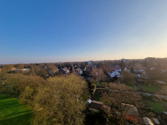 Möblierte, schön geschnittene 2-Zimmer-Wohnung mit Loggia, EBK & TG-Stellplatz am Appelhofweiher – Ausblick in den Süden Hamburgs