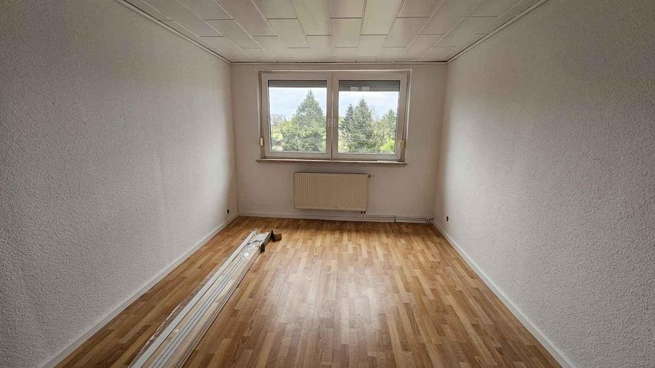 Appartamento di 3 locali appena ristrutturato con cucina attrezzata – idoneo al Wohngeld, libero dal 01.09. – Wohnzimmer