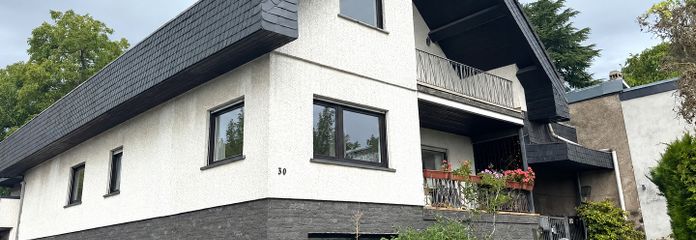 Vielseitiges Mehrfamilienhaus mit 3 Einheiten & attraktivem Baugrundstück – Außenansicht