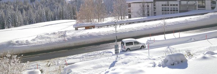 Balderschwang’da kapalı otoparklı yüksek kaliteli tatil evi – Blick auf Wohnanlage