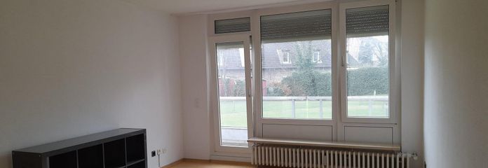 Wohnzimmer mit Balkonzugang