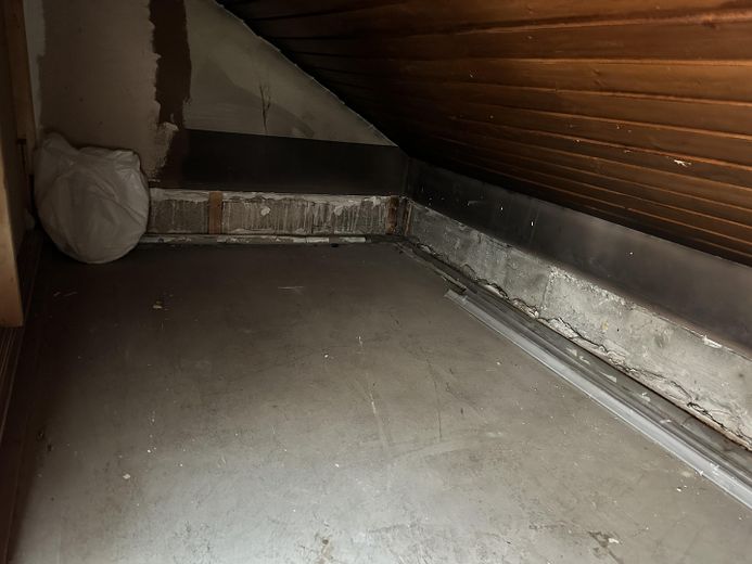 Bright 2-room attic apartment with fitted kitchen in a central location – Stauraum