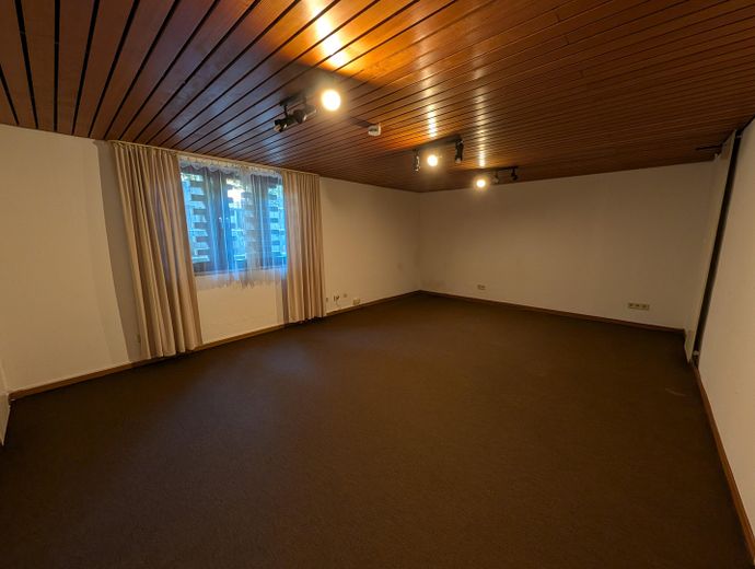 Bungalow de arquitecto con piscina cubierta en Limburgerhof – Schlafzimmer Keller