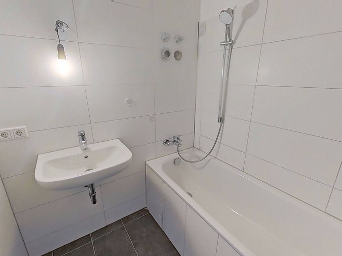 Moderne 3-Zimmer-Wohnung mit Balkon in fußläufiger Nähe zum Stadtzentrum – Bad