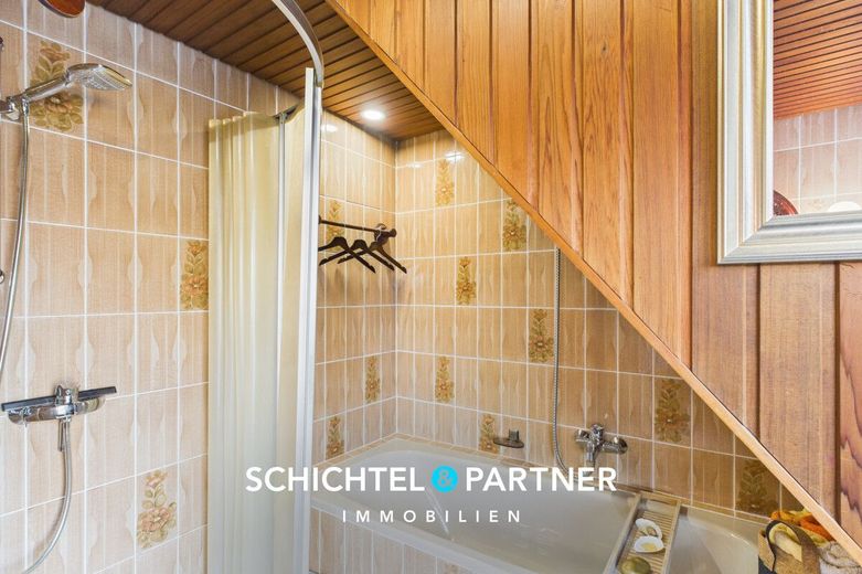 Ohlenhof | Geräumiges Dreiparteienhaus mit großem Grundstück und Gewerbe – S&amp;P | Vollbad