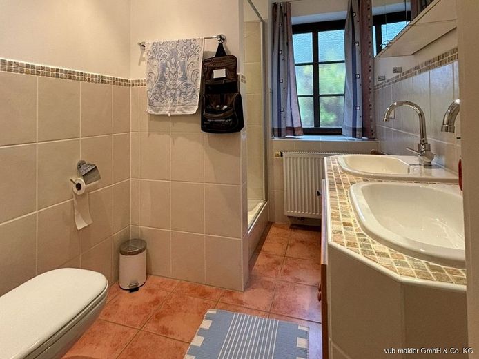 Ein Hof, der Geschichten trägt und Zukunft schenkt.
Vierseithof in traumhafter Lage auf ca. 20 ha bei  Waldsassen! – VUB0001964-9
