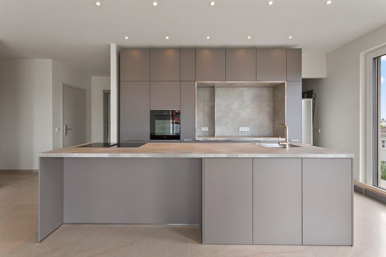 4-Zimmer-Wohnung mit hochwertiger Einbauküche und großem Balkon zu vermieten! – Küchenzeile 