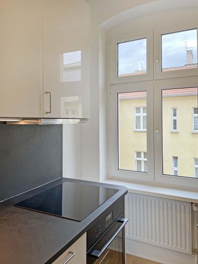 Eerste bewoning na een grondige renovatie – Lichte woning in een oud gebouw in de Samariterkiez | Zonder makelaarskosten – Ausblick Küche
