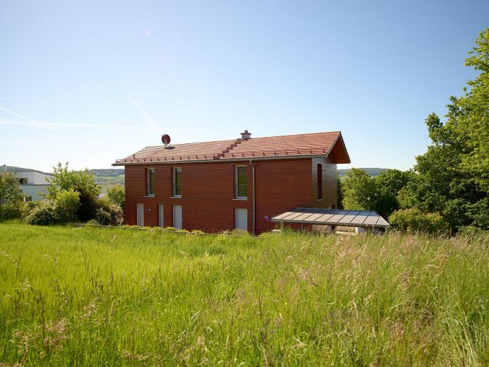 Casa unifamiliare indipendente in una posizione speciale ai margini dei campi, con ampie superfici terrazzate – Feldrandlage