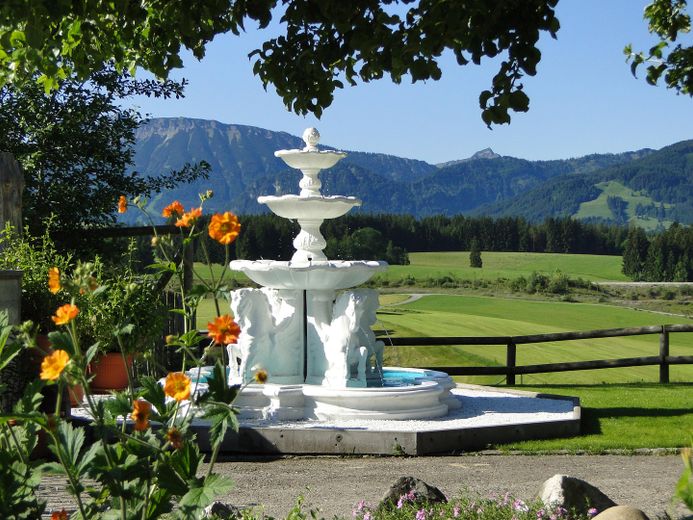 Traumimmobilie für Pferdeliebhaber im Allgäu mit Reithalle und einmaligem Alpenblick – Brunnen
