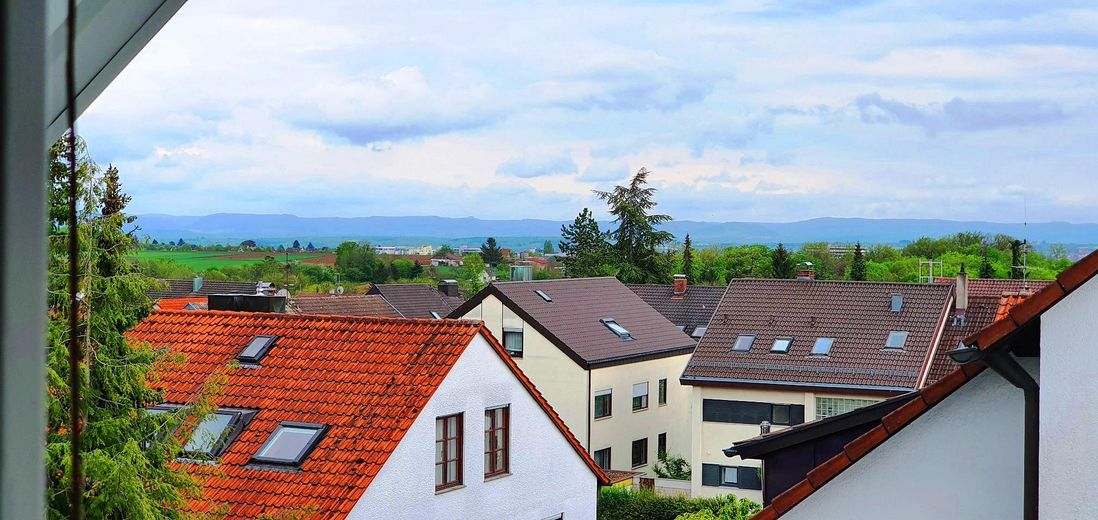Tolle Lage: Hochwertige 3,5-Zimmer-DG-Galeriewohnung mit 2 Balkonen, 2 Bädern, TG und guter Rendite – Blick auf die Schwäbische Alb