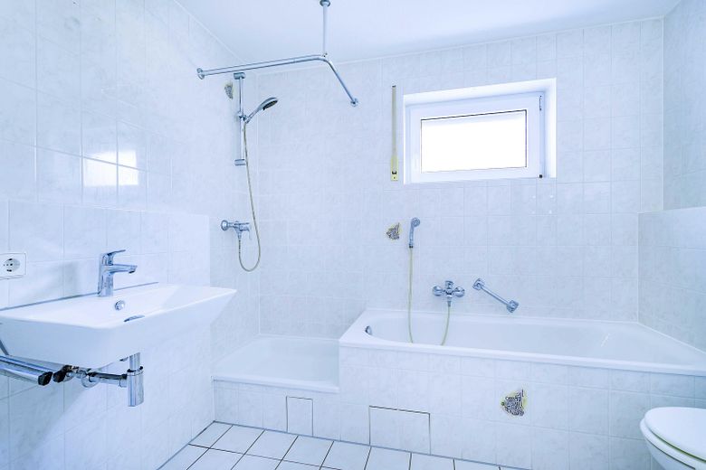 Tageslichtbad Wanne u. Dusche