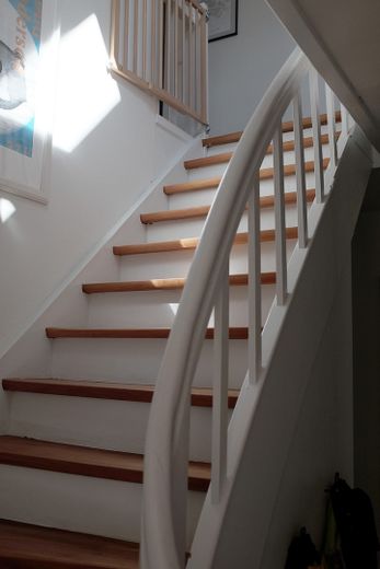 Euer Haus im Grünen: 192qm, großes Grundstück, Altbau-Charme – Treppe
