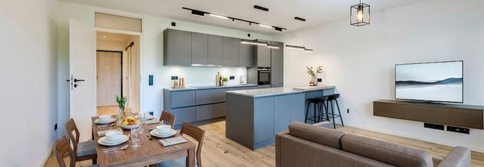 Entra y siéntete como en casa: elegante vivienda en propiedad de 2,5 habitaciones con balcón, a estrenar tras una renovación integral, sin comisión – Küche, Essen, Wohnen, KI