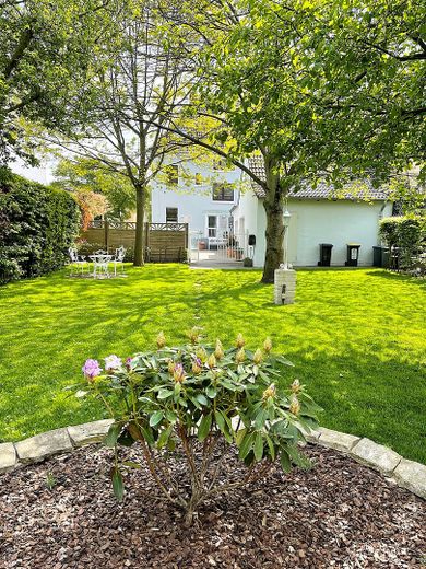 Wohnen und Arbeiten: Stilvolles Mehrfamilien- und Geschäftshaus mit großem Garten. – Garten