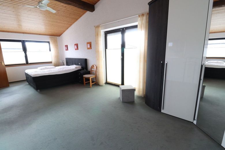 TOP! Sehr gepflegtes Architektenhaus mit Keller u. Anbau , besonders und individuell mit großem Garten ! – Schlafzimmer 3 mit Zugang Balkon OG