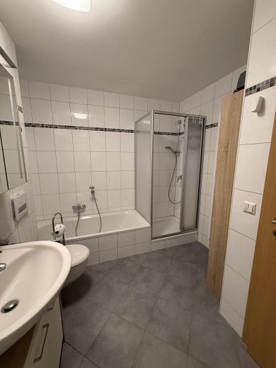 4-Zimmer Wohnung, Garten, Terrasse, Provisionsfrei – Badezimmer