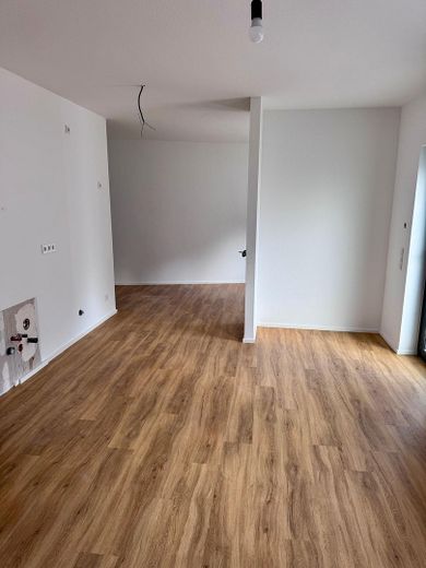 Erstbezug nach Kernsanierung | KfW55 EE | 61 m² | EG | Bahnhof 2 Min. | Bezugsfertig 10/2026 – Wohnen/Essen