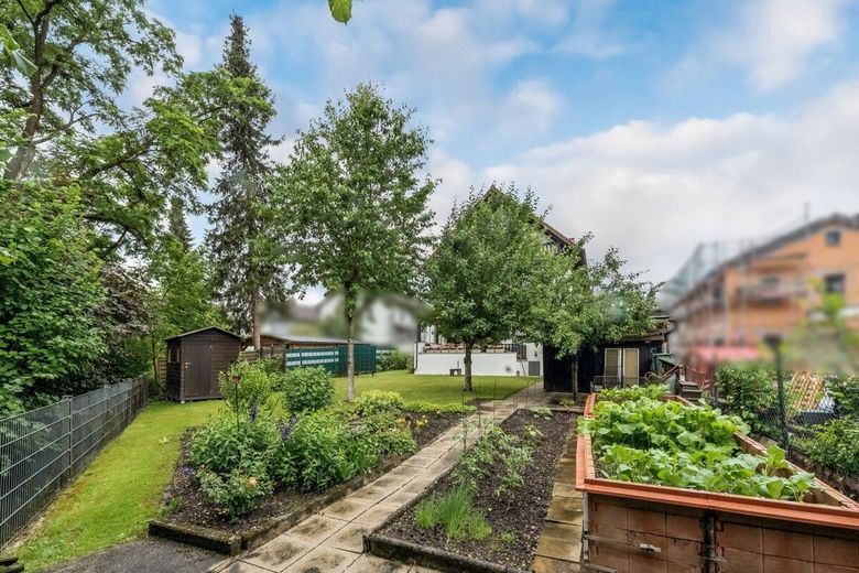 Viel Platz, viele Möglichkeiten: Gepflegtes Mehrfamilienhaus mit vier Wohneinheiten – Garten