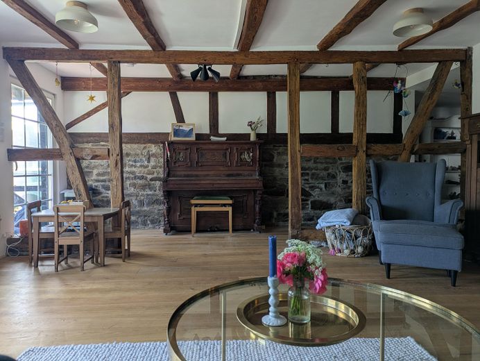 Fachwerkhaus mit Talblick - historisches Wohnen im Grünen bei Bielstein – Wohnzimmer und Flur EG