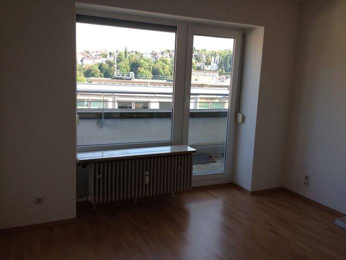 Helle 2-Zimmer-Wohnung in der Südweststadt – Balkon, Einbauküche – Wohnzimmer