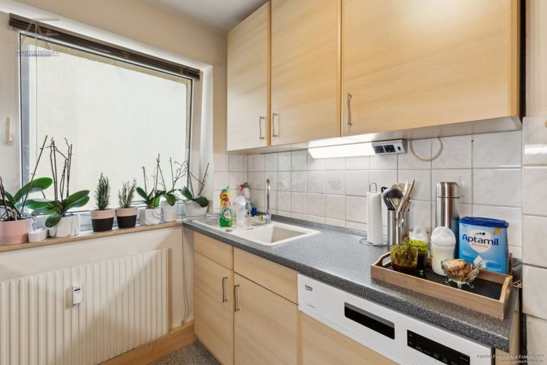 Wohnen, wo andere Urlaub machen - hochwertig renovierte 3-Zimmer-Wohnung nahe Schliersee – Küche_02