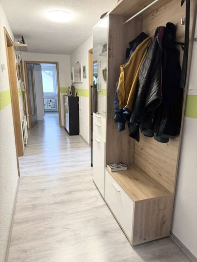 Charmante 4-Zimmer DG-Wohnung mit eigenem Garten+Garage+Stellplatz in TOP Lage! – 5 Flur