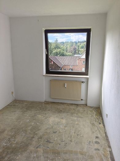Appartement en copropriété solide de 2 pièces avec loggia et vue imprenable dans un emplacement calme – Schlafzimmer