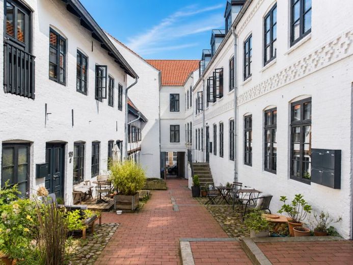 Wohn- und Geschäftshaus mit 24 Einheiten – फोटो 1