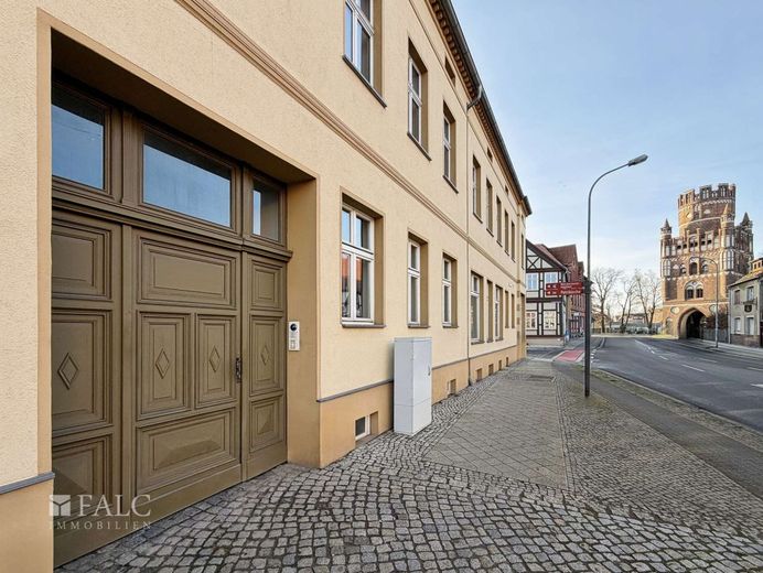 *Verk.* Imposantes Eckhaus in zentraler Lage - Investieren mit Perspektive – Auffahrt