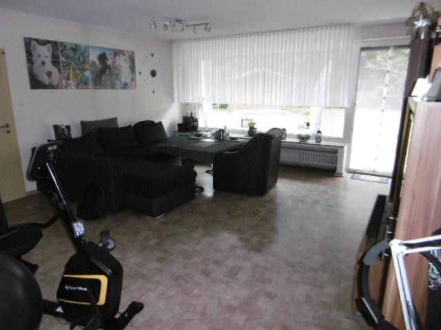 Wohnzimmer mit Tür zum Garten