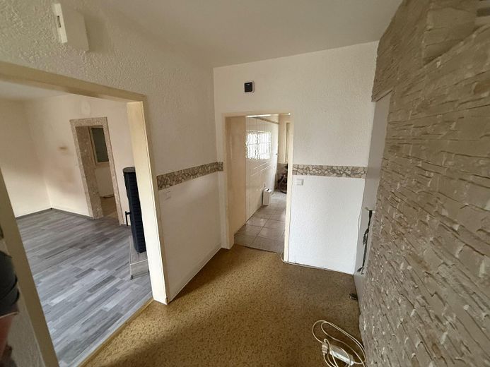Maison individuelle nécessitant des travaux de rénovation avec grange, située au calme à Bretzfeld – Photo 5