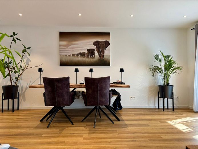 Luxuriöse 2 Zimmer Wohnung mit EBK in Olching – Essbereich