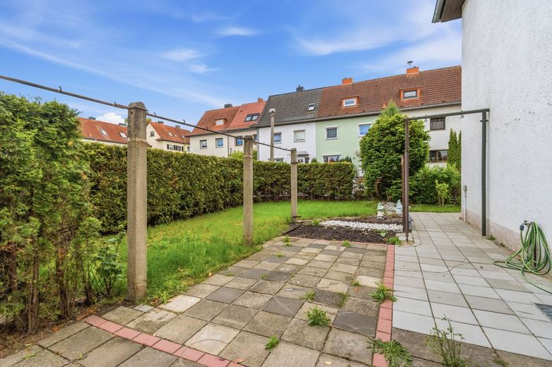 "Schollehaus" gesucht?
Reihenendhaus mit kleinem Garten und Garage – Gartenbereich