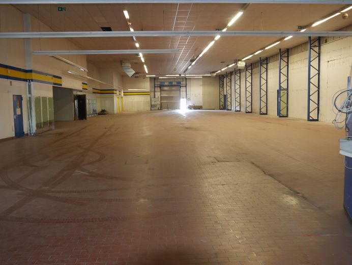 Verkaufshalle / Lagerhalle mit Büroräumen in zentraler Lage von Deutschland – Foto 5