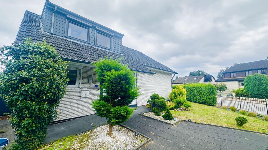 Casa unifamiliare modernizzata con 187 m² di superficie abitabile, 6 locali, garage e giardino, senza intermediario – Haus Front