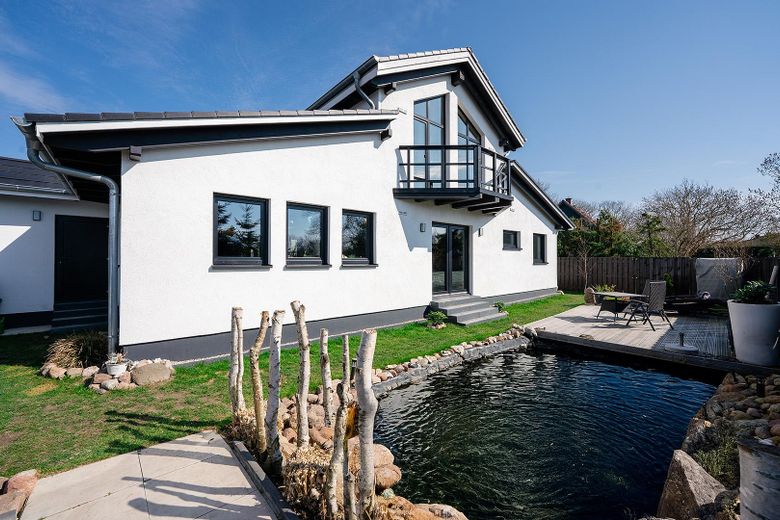 Neuwertiges Architektenhaus (2023) am Bodden| ELW | A+ | provisionsfrei | Ostseenähe – Garten mit Teich & Balkon