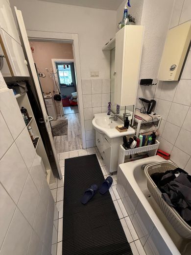 3-Zimmer-Wohnung mit großzügigem Privatgarten und Terrasse – Badezimmer