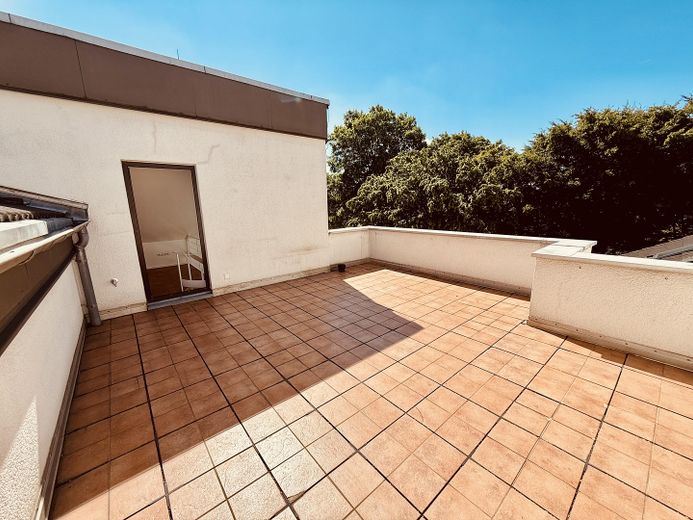 Maisonette-Traum in Alt-Weiden: Galerie, großzügige Dachterrasse und moderne Wärmepumpe – Dachterrasse Richtung Empore