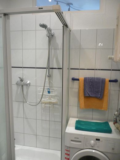 Duschbad mit Oberlichtfenster