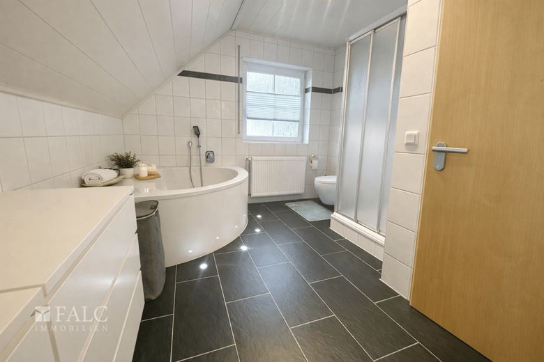 Wohnqualität neu definiert - Ihr neues Zuhause mit Gartenidylle – Badezimmer