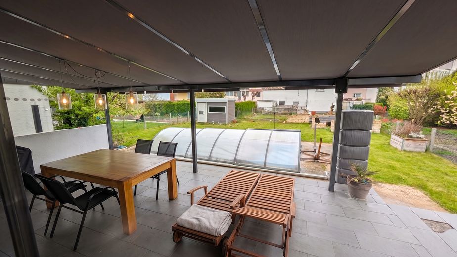 Modernisiertes Familienhaus mit Pool, Sauna, Flächenkühlung/Heizung, Smart Home & PV-Anlage – Garten