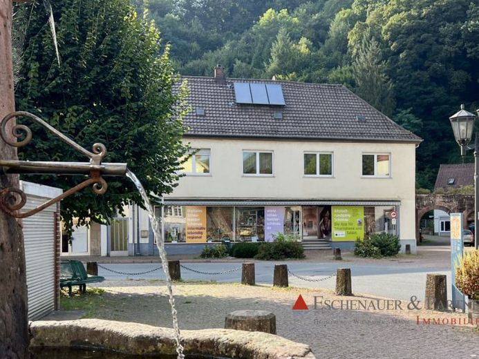 ZUR EIGENNUTZUNG ODER ALS KAPITALANLAGE - Teilsaniertes Zweifamilienhaus mit Potential – Foto 1