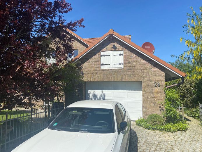 Landhaus "Rose Garden" direkt vor Sylt zu verkaufen! – Einzelgarage am Haus