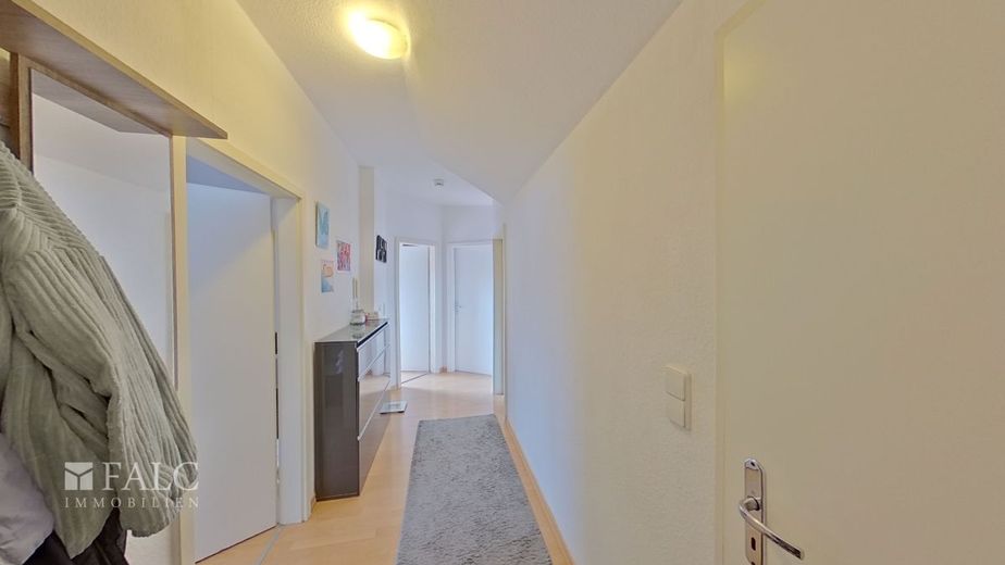 Stadtnah, aber nicht mittendrinnen - modernisierte 3-Zimmer-Wohnung – Flur