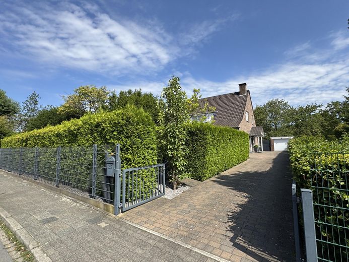 Vendita da privato - casa bifamiliare/casa multigenerazionale su terreno in diritto di superficie a Kaarst Mitte – Straßenansicht Einfahrt