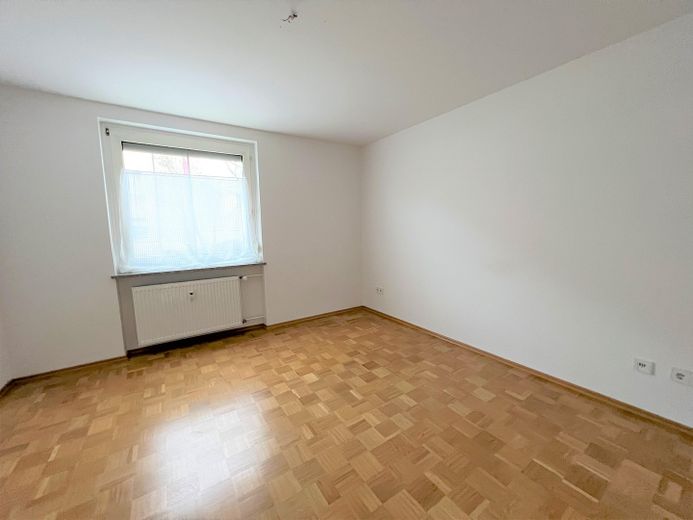 شقة حديثة ومجهزة جيدًا من 5 غرف (112م²) في موقع جيد في هرتسوغن آوراخ – Schlafzimmer