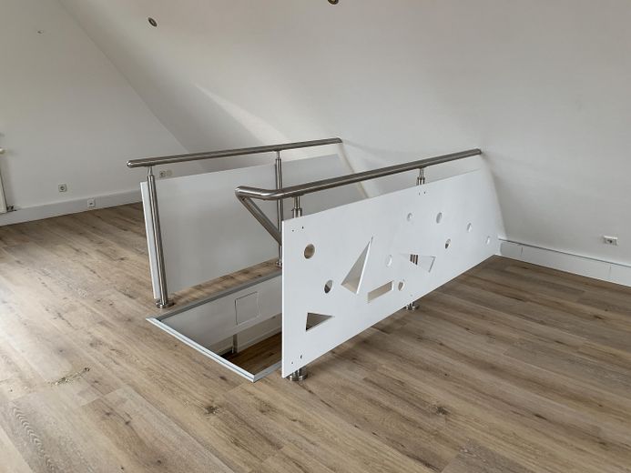 Ampio appartamento maisonette di 4 locali con terrazza sul tetto, camino e vista sull’Albtrauf – Atelier