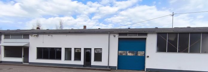 Nieruchomość komercyjna z biurem, warsztatem i terenem zewnętrznym – Außen Ansicht Büro Werkstatt 